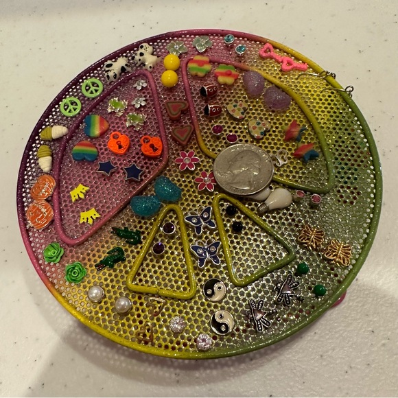 Girl’s Peace Sign Earrings holder / stand w/ over 35 pairs of earrings - Picture 8 of 9